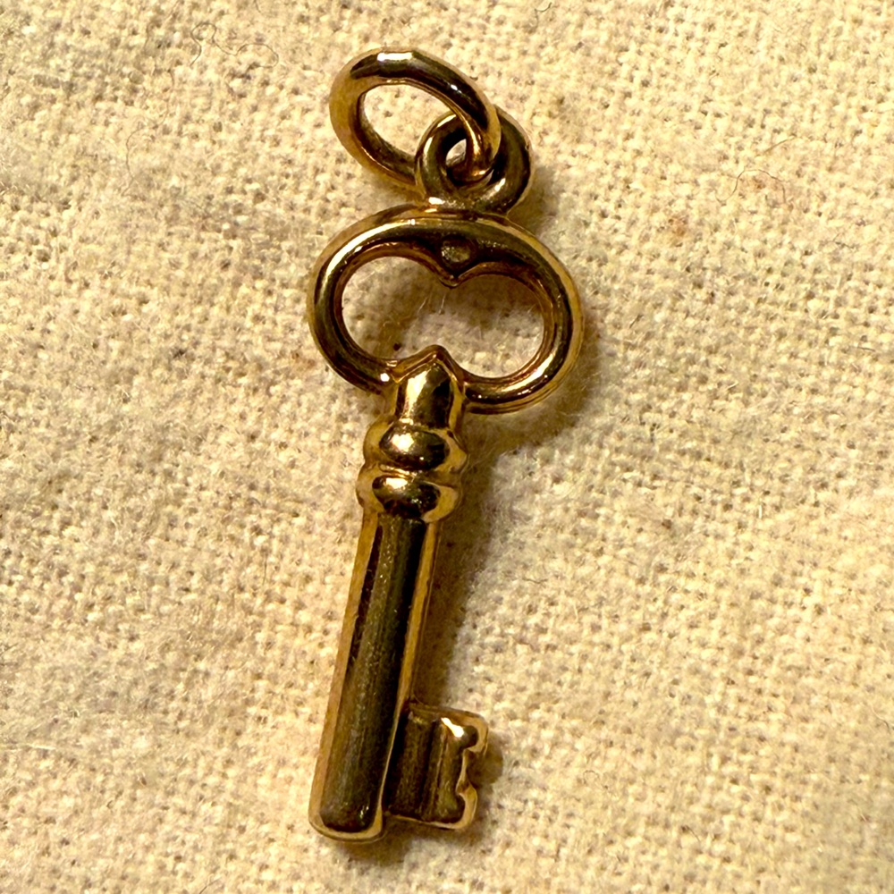 9K yellow gold petite key